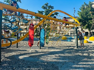 十全公園設置大型攀爬遊戲設施-組合式鞦韆-彈跳床等多元遊戲設施