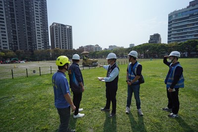 蔡孟奇總工程司視察市民廣場第一階段草皮養護