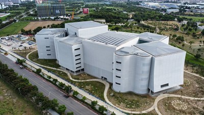 08-建築物包括8個大小不一的建築盒子-採用造型金屬擴張網帷幕設計手法-可於白天增加