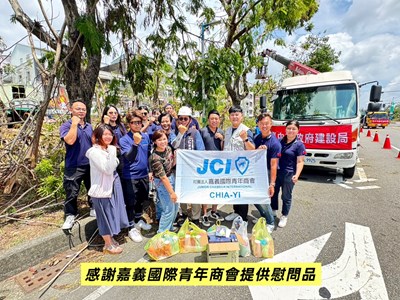 01-嘉義國際青年商會送飲料到現場給救災台中隊_0