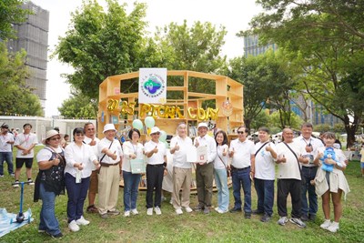 01-「大型漂書架」吸睛登場！中央公園野餐日共享書香自由帶回家！