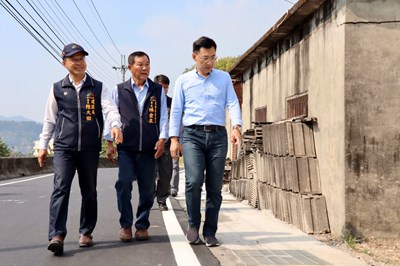 建設局長陳大田邀請立法委員江啟臣及當地里長-一同現地視察東勢慶福街-中46-完工情形