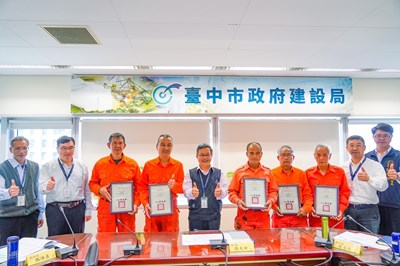 中市道路修補志工隊12人年度服務逾百小時-建設局長感謝奉獻