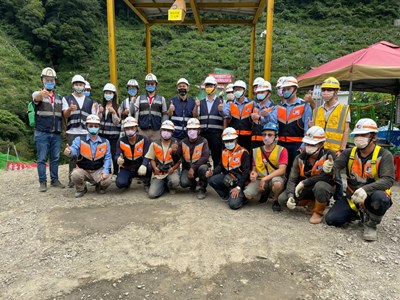台中市政府建設局今年2月啟動-和平區環山部落南湖溪新建吊橋-工程-解決民眾長期倚靠簡易流籠設備往返的危險