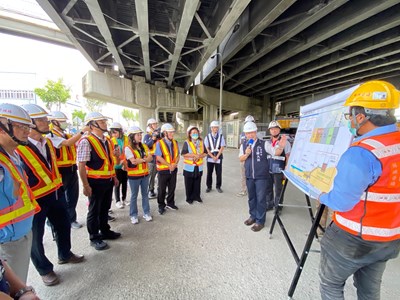 建設局長陳大田20日前往視察烏日光竹橋改建工程-目前工程進度超前22-預計提前於10月底完工