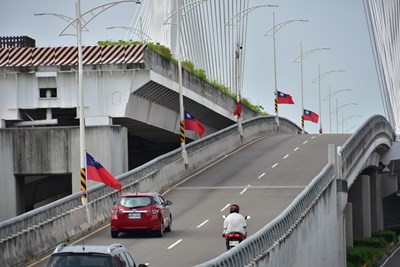 科湳愛情橋也懸掛國旗一同歡慶國慶