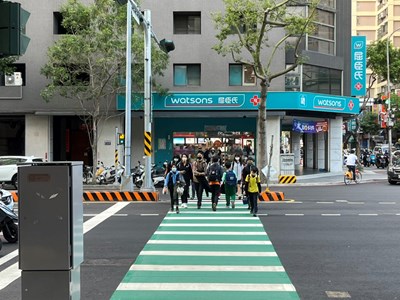 持續推動人本無障礙通行環境及道路燙平-提升人行安全