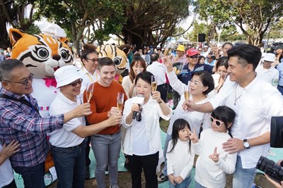 盧市長與民眾-藝人阿布-網紅小貝-市府各局處首長等人在中央公園舉杯歡慶