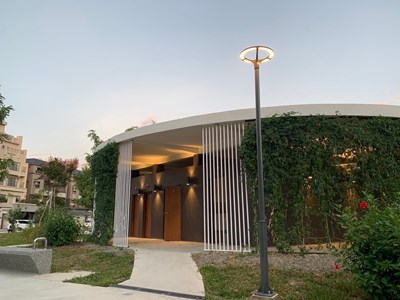 十全公園陽光公廁四周以垂直鋼索種植蔓延性極佳的多年生蝶豆花-形成自然垂直綠意
