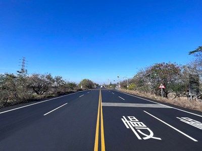 為道路高強度使用-這次道路鋪設採用粒徑19mm的密級配粒料-增加路面抗磨性