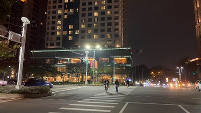 市政路惠中路口完成換裝四臂燈桿led節能路燈