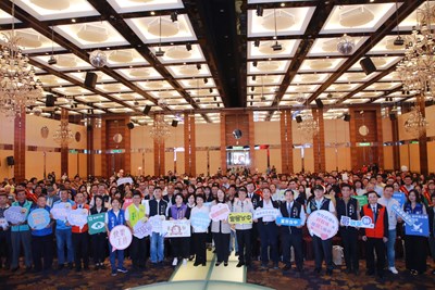 日前台中市政府舉行模範勞工表揚大會-邀請全市機關-企業及團體等勞工朋友報名參與-其中市府建設局有2位勞工從500多位參選人員中脫穎而出-獲得-模範勞工-殊榮