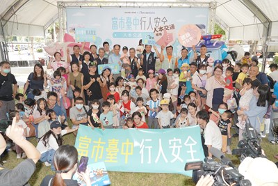救援小英雄poli與市民同樂-中市建設局偕中央首辦人本交通戶外宣導活動