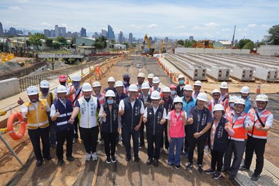 01-置頂-市政路延伸工程進度穩定超前-中市建設局長視察工地嘉勉工作同仁_0