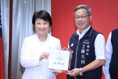 01-建設局獲盧市長頒發-臺中市政府溫室氣體管制執行績效考核-甲組-績效優良獎第1名-及-創意貢獻獎-雙獎肯定