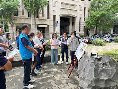 01建設局推動夏綠地公園樹木換植計畫有成-進場移植黑板樹前召開地方現場說明會