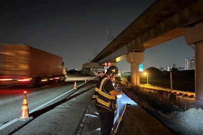 02-因工程穿越高速公路-為避免影響車流-於夜間交維封閉-施作管冪工法監測設備-確_0