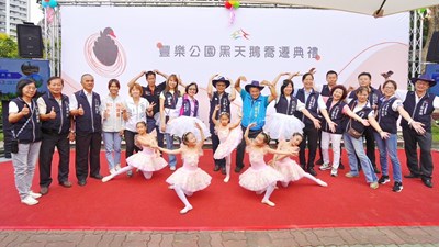 豐樂公園喜迎-黑天鵝-入厝-建設局長邀市民朋友近距離欣賞萌樣