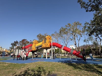 大里瑞城公園-大黃蜂奇幻溜滑梯-啟用-建設局攜手地方打造全台唯一蜂巢遊具