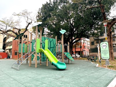 08-烏日區細鄰公八也在樹下設置休憩座椅-讓家長和長者能輕鬆享受親子時光_0