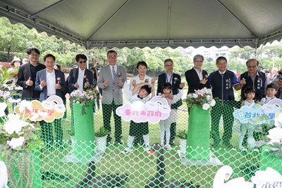 秋紅谷黑天鵝家族壯大!盧市長歡送「鵝」子、女「鵝」 與北市府、北大與東大「結親家」