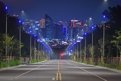 此次延伸華南路-藍色公路-意象-夜間燈光成為民眾拍照打卡新熱點