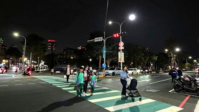 01-點亮城市賺「綠金」！台中首案路燈換裝取得碳權　減碳效益等同種百萬棵樹_0