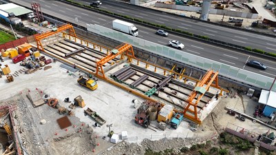 01-穿越國道1號-開洞-全國最大台中市政路延伸管冪工程邁入關鍵里程碑