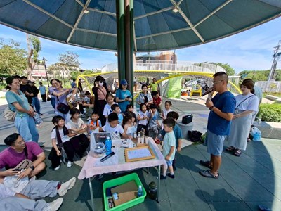 01-跟著專家走進獨角仙世界！中市建設局辦東勢獨角仙公園生態導覽 親子近距離觀察昆蟲_