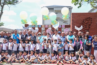 盧市長於后里森林公園搖籃遊戲場與貴賓們大合照