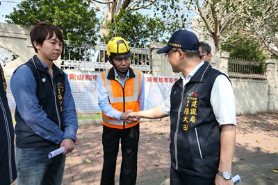 建設局長視察施工進度