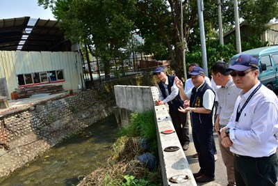 建設局長視察現地