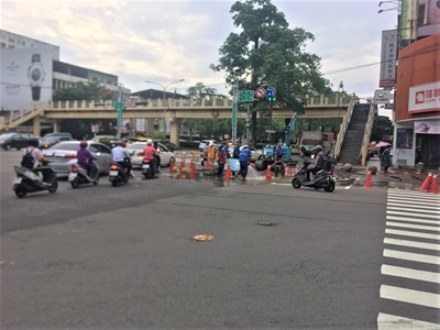 台灣大道與大墩路口水管破裂湧水-中市府緊急搶修完成將儘速開放通車