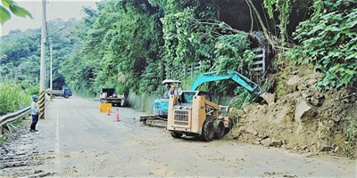 山區多處落石坍方-建設局迅速搶通道路