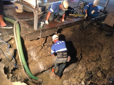台灣大道近文心路口地下自來水管破裂-中市府促自來水公司儘速搶修