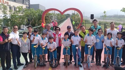 愛心拱門好吸睛-草湖溪畔自行車道延伸啟用