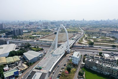 台中西屯中科路銜接水湳經貿園區的豎琴式斜張橋-是目前全中部最高斜張橋-在高鐵-國道1號及台74快速公路皆能清楚見到-造型唯美吸引民眾關注-預計明年初完工