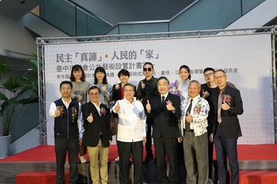 市府建設局今日於市議會舉辦台中市議會公共藝術設置計畫-青年藝術家典藏計畫-揭幕典禮暨公共藝術成果手冊-畫冊-公共藝術導覽摺頁記者發表會