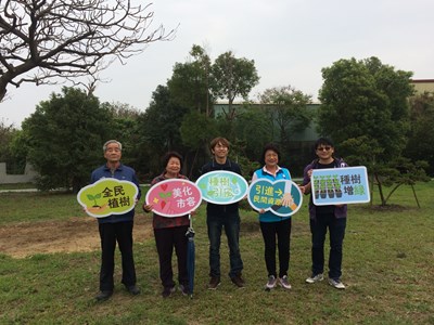 眾人將民間人士捐贈的5株真柏移植神岡豐洲公園
