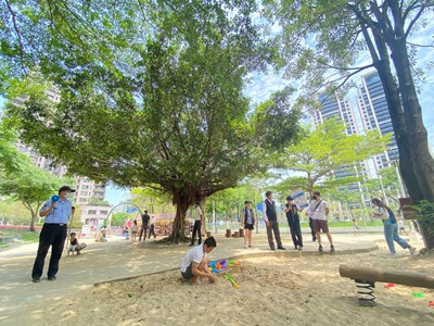 建設局人員前往公園進行走動式宣導