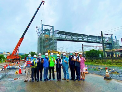 大甲車站人行跨越橋吊裝完成-預計7月底完工