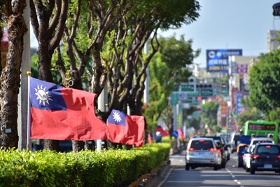 台中市政府建設局今年除在市府周邊道路及高鐵周邊平面道路插掛國旗-更於多處重要路段懸掛國旗-單日完成5-000面國旗插掛作業