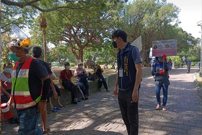 Walking Around Promotion Conducted by the Construction Bureau on Weekends