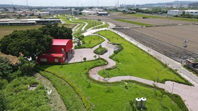 烏日區第四公墓轉型成-東園稻田森林公園-種植超過2萬4-500株植栽