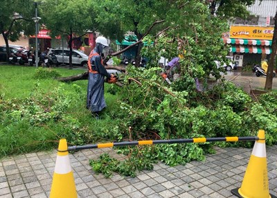 西南氣流來襲釀零星災情-中市建設局即時救災不停歇