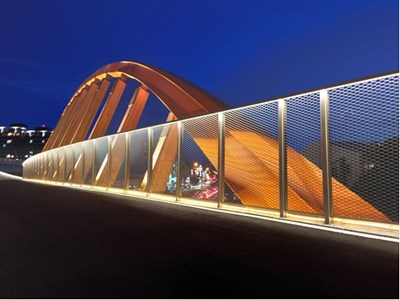潭心鐵馬空橋-空橋以奔跑時-跳躍曲線-設計-白天與藍天相映-夜間透過多角度投射燈-打亮橋身立體結構