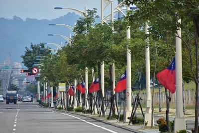國慶十月街頭限定-中市重要路口懸掛國旗至月底