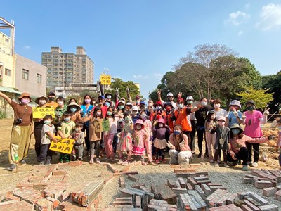 回憶始於足下-台中荔枝老樹公園老舊圍牆變身地坪鋪面