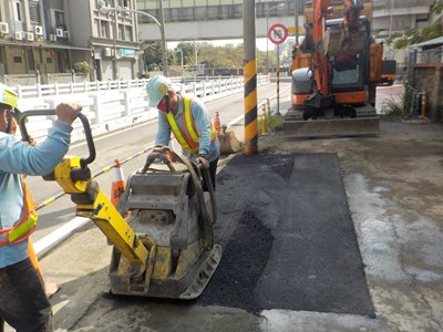 建設局進行路面坑洞改善