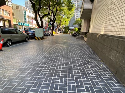 黎明路二段-永春東路至五權西路-人行道改善完工